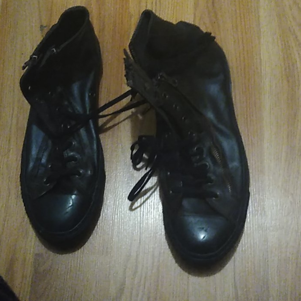 Zip up full leather Converses